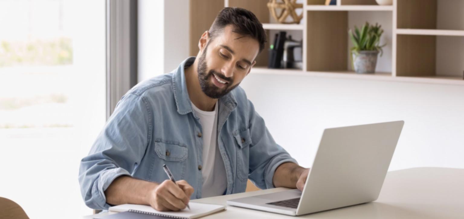 Workshop-Teilnehmende arbeiten gemeinsam an praktischen Übungen